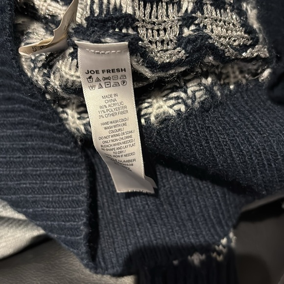 Joe fresh navy turtle neck sweater Sz medium - Picture 12 of 13
